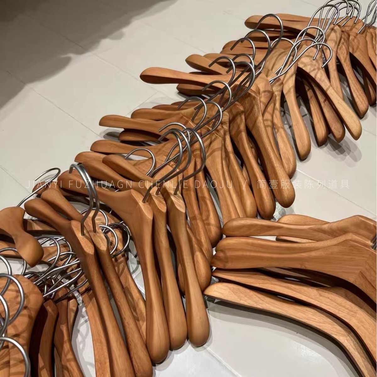 服装店橡木胡桃色衣架