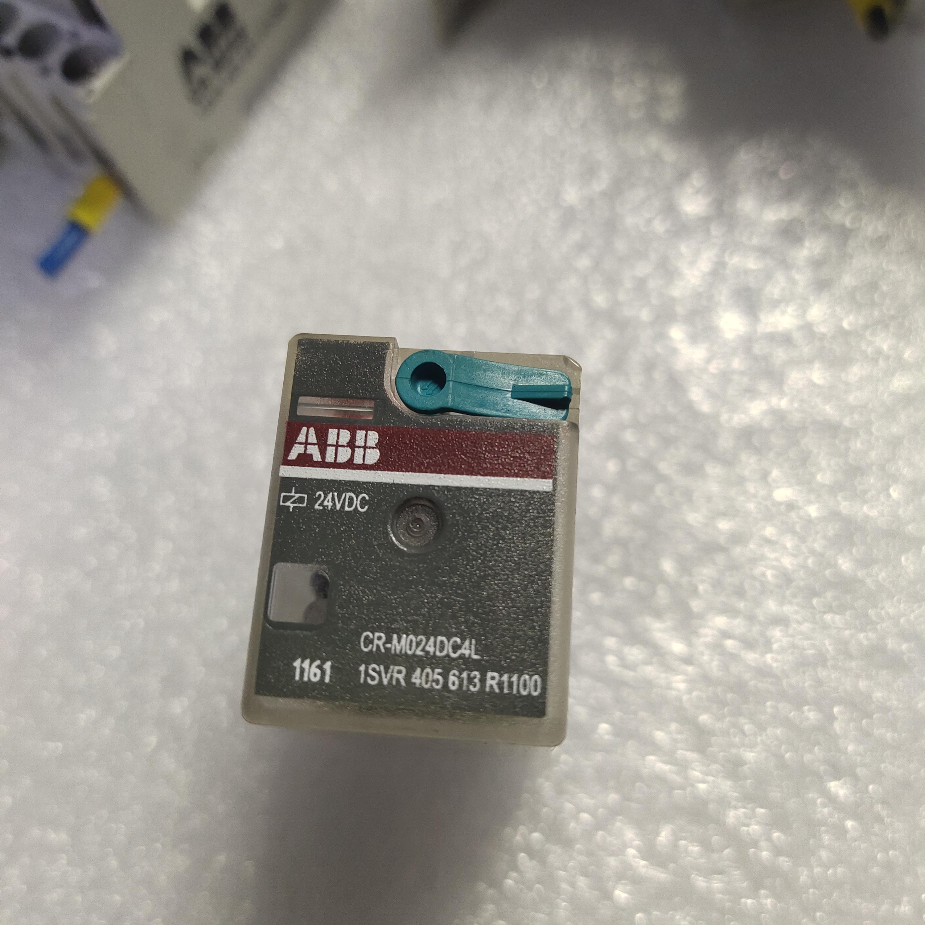 ABB24V继电器CR-M024DC2L，机柜件，9成新