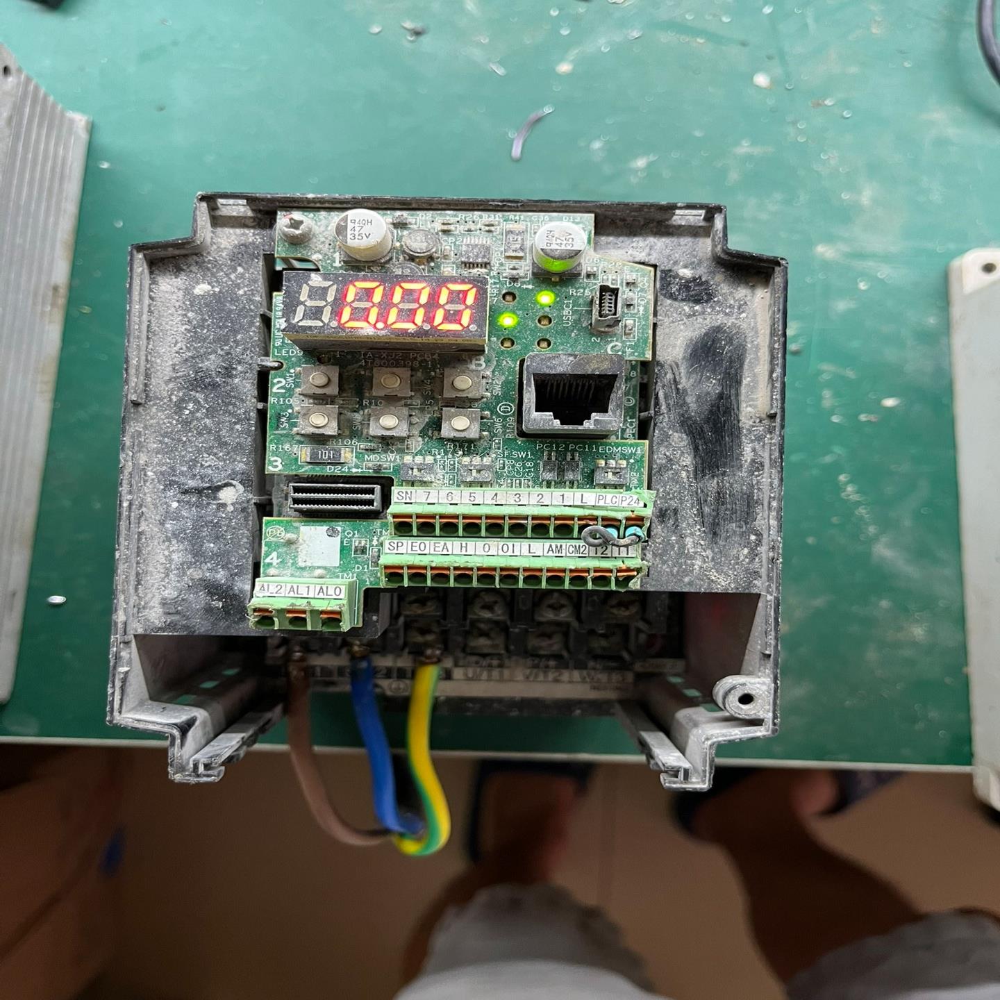 日立变频器WJ200-015HFC-M，通电显示正常，其他不