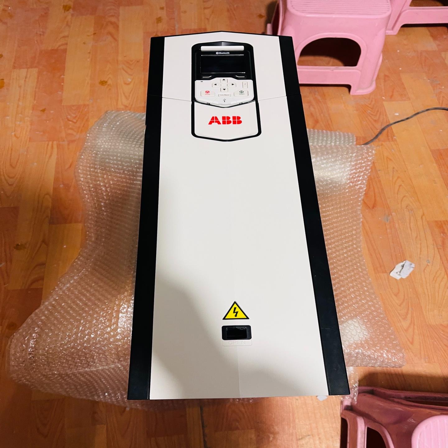 ACS880-01-087A-3 变频器45KW 实物