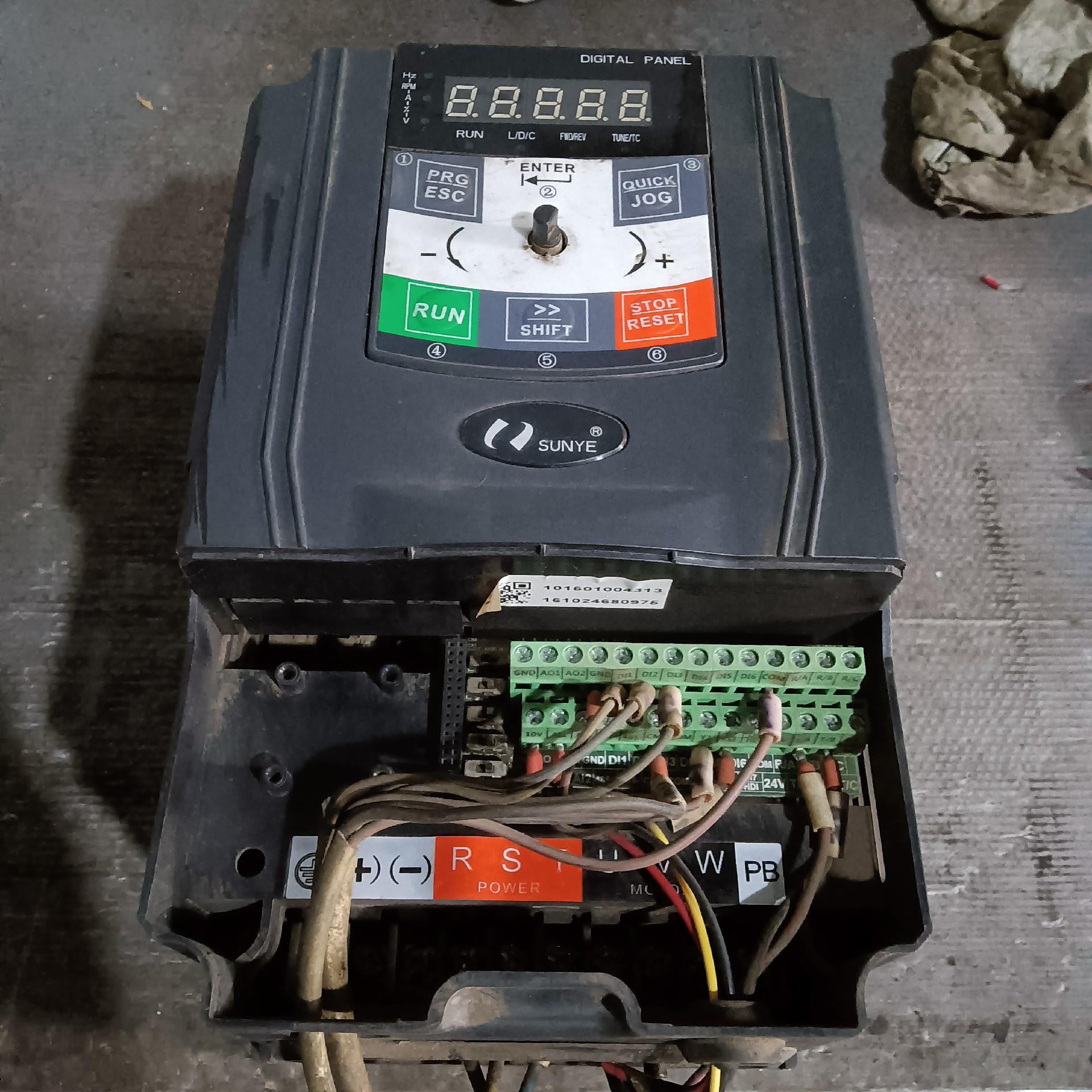 日业变频器 4KW CM530-A04T4R0G/5R5PB