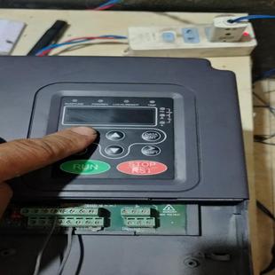 按键面 英威腾变频器7.5 11kw 成色如图 通电显示如图