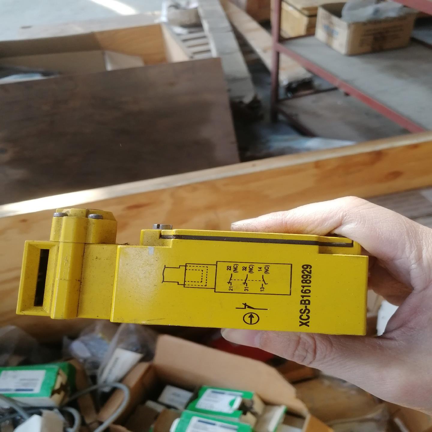 TE插片式安全开关XCS-B1618929，全新带