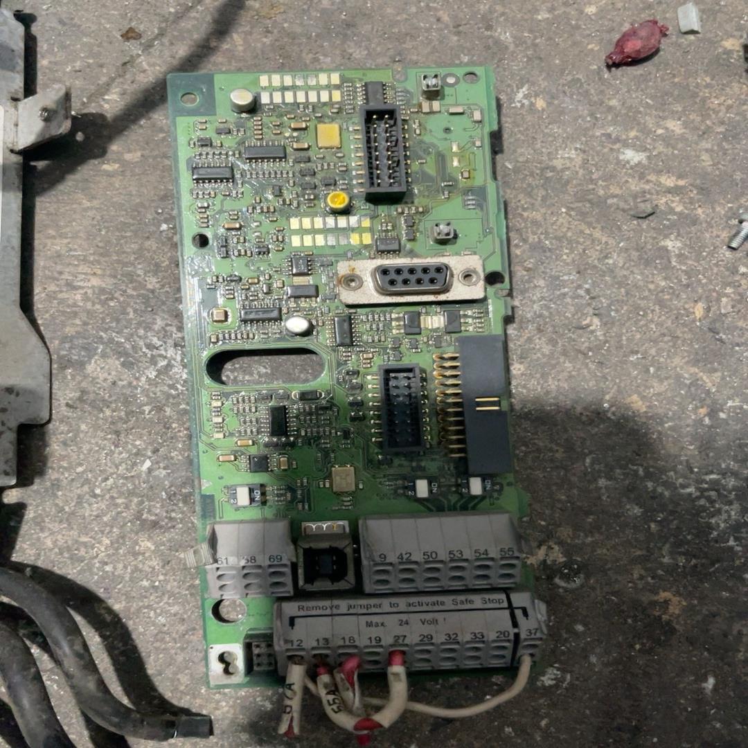 丹佛斯fc302、11kw拆机板子。130b7002at/0