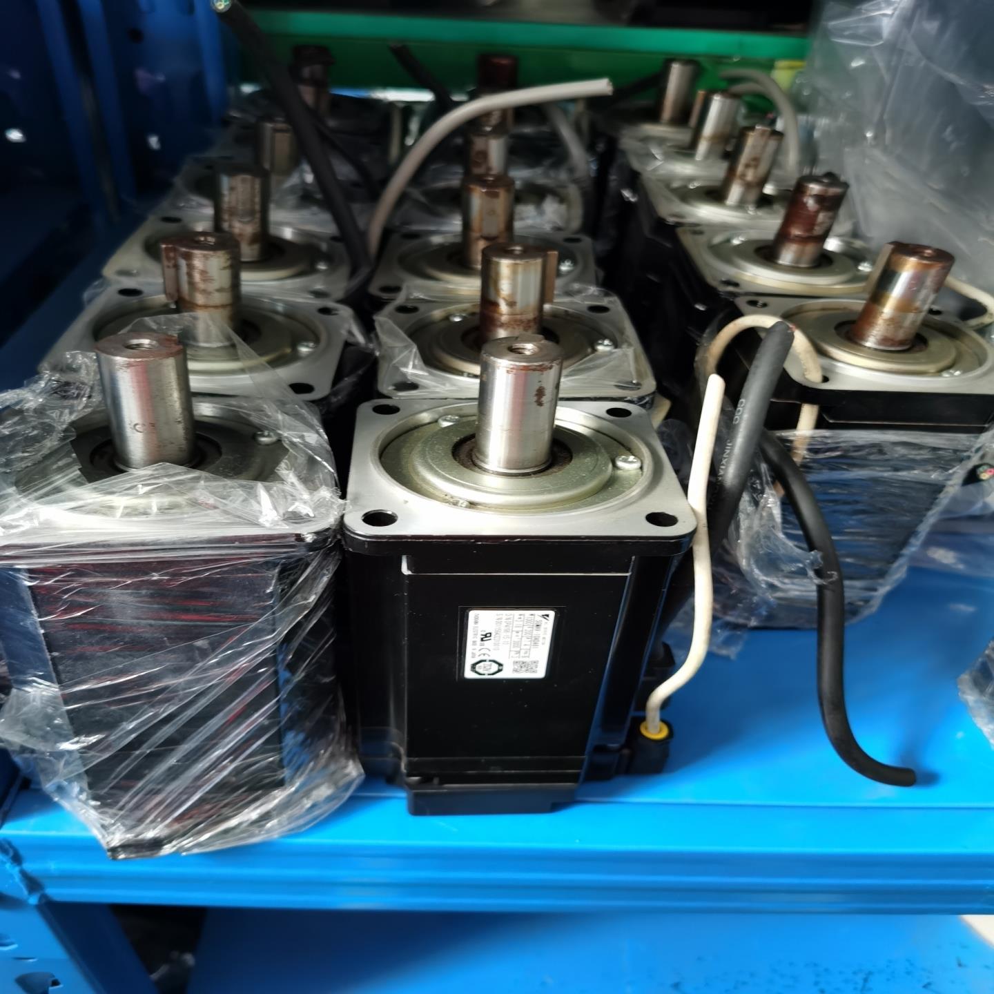 议~安川5系1KW套装SGMAV-10ADA61  SGDV-7