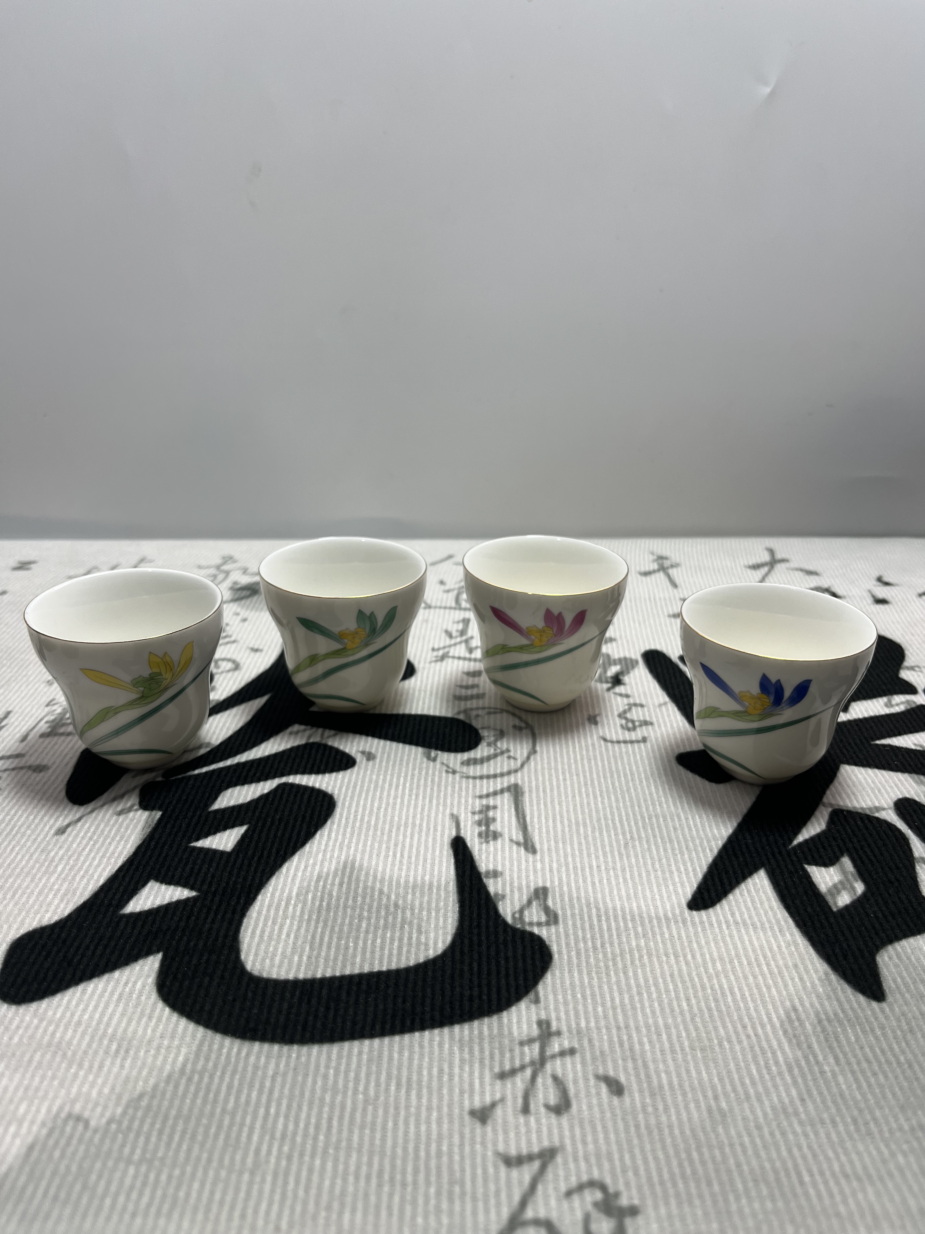 日本回流香兰社兰花茶杯，器型独特，瓷质细腻润泽，精致小巧。