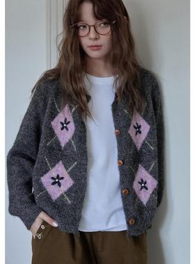 Momolife慵懒深灰色粉菱格提花毛衣2025女冬宽松显瘦软糯保暖开衫