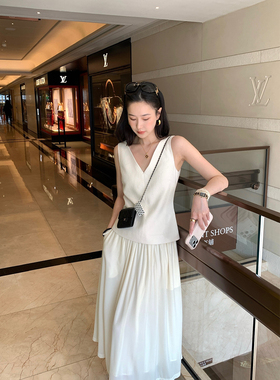 isaro uu 氛围V领无袖~毛呢颗粒纹理叠穿top上衣