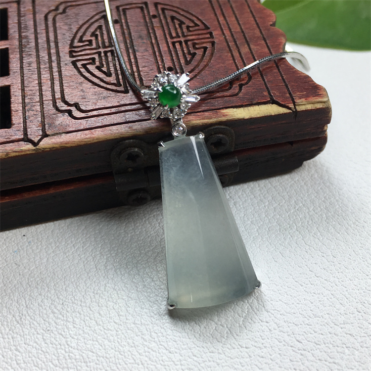新品18K金镶嵌缅甸天然A货翡翠冰种起胶起光无事牌项链玉石吊坠女
