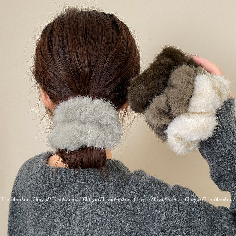 秋冬的氛围感还得是毛茸茸发圈呀