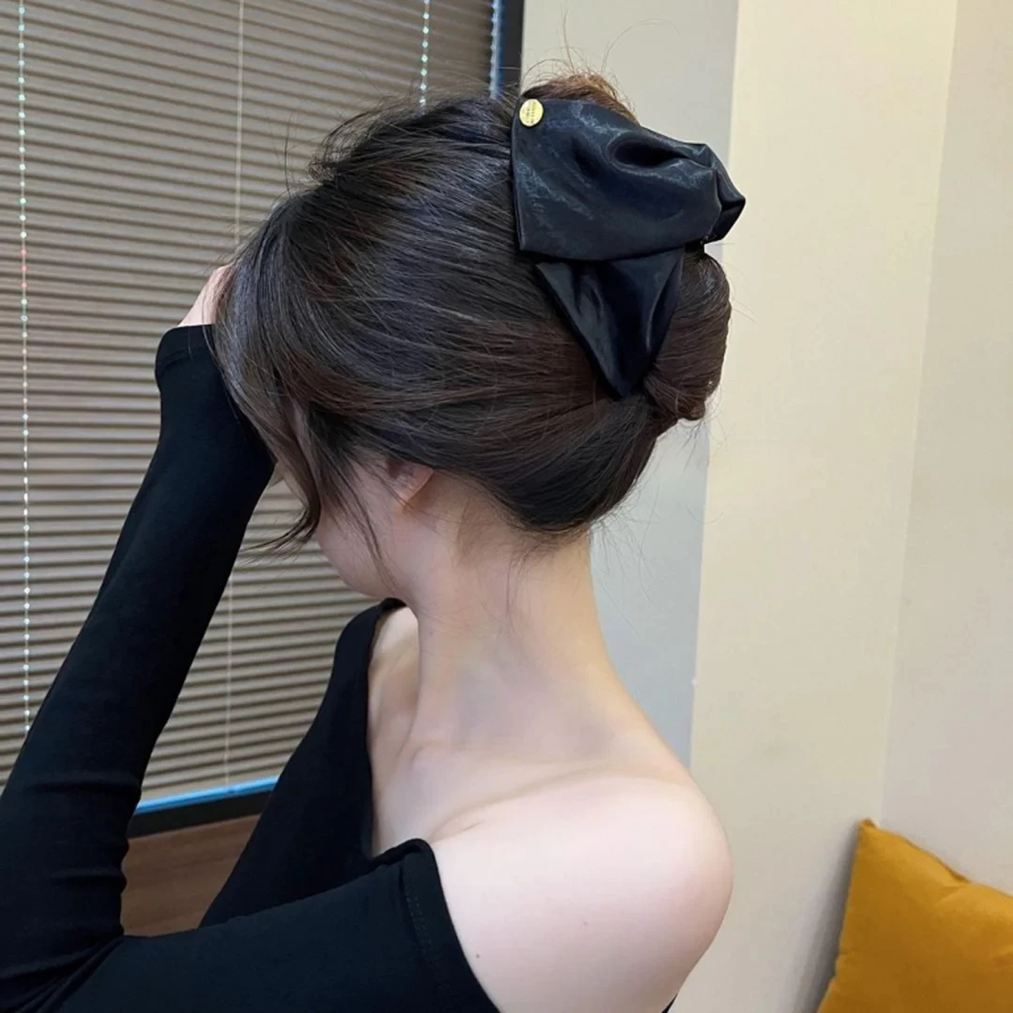 缎面贝壳三角抓夹女2026新款高级感气质后脑勺盘发鲨鱼夹发夹发饰