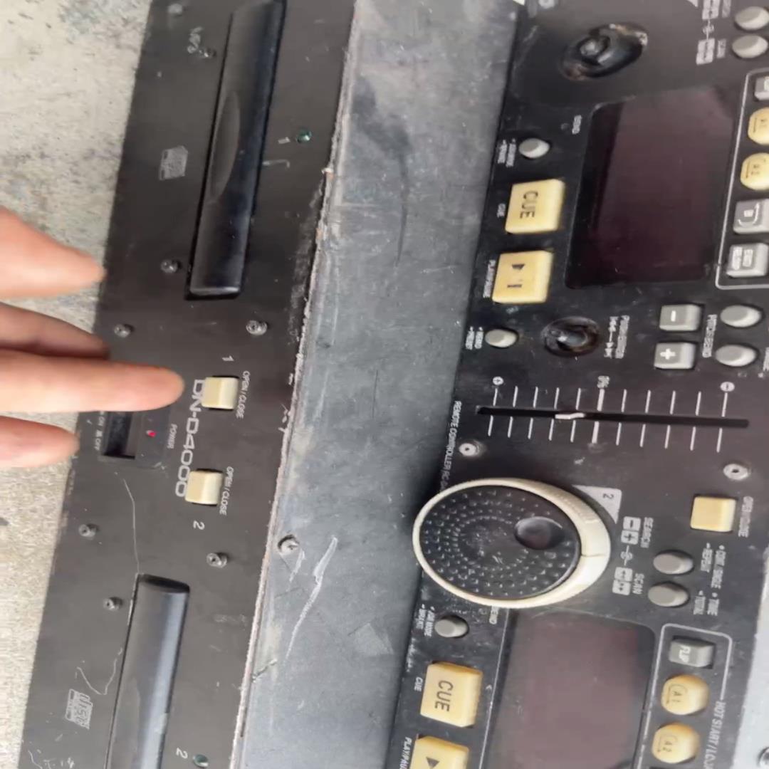 DN-D4000功放橙色外观，不怎么漂亮。