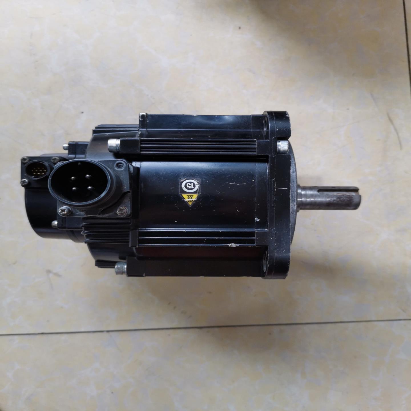 原装安川电机SGM7C-13AFC61，有个口打到了，看