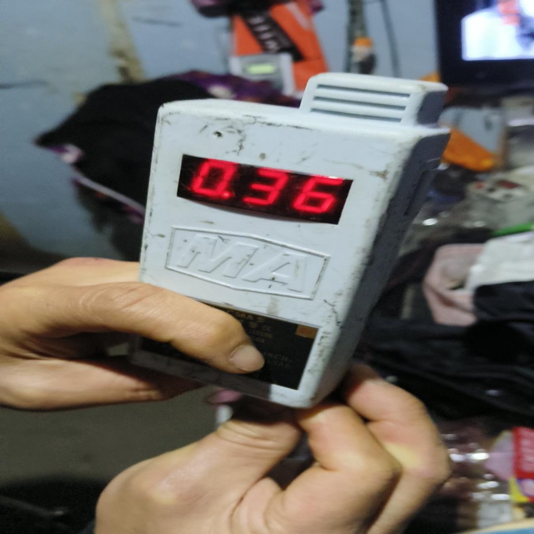 [德峰]甲烷检测仪成色如图没有擦只会试开机