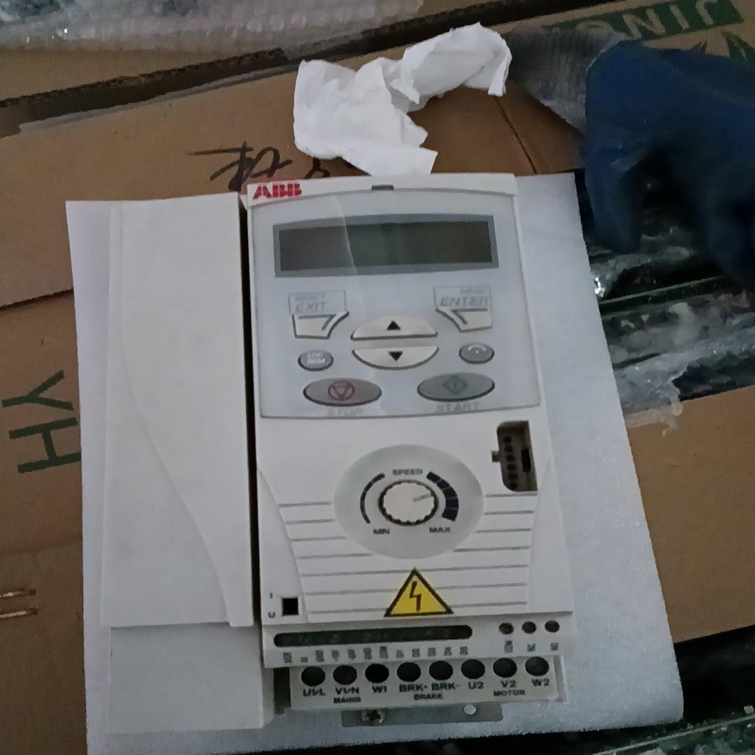 变频器 ACS150-01E-07A5-2  1.5K