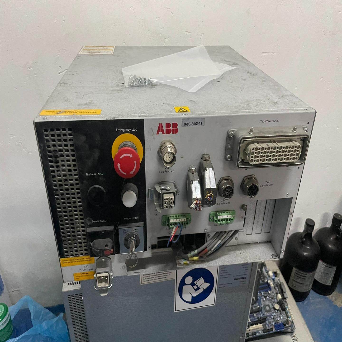 控制箱 IRC5 M2004单卖空机柜  配件已拆.