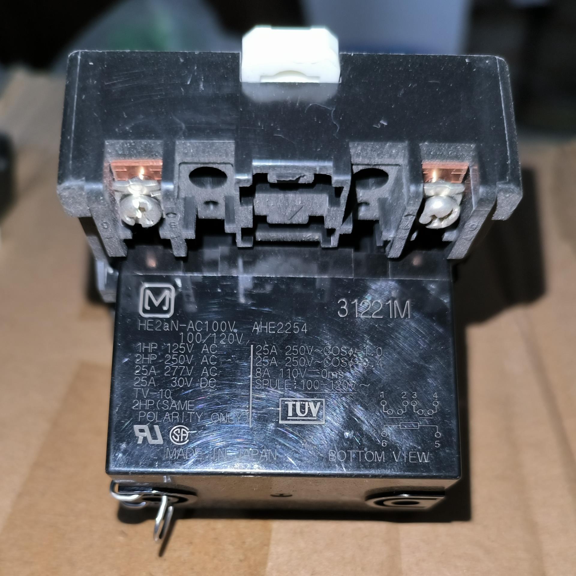 HE2aN-AC100V  AHE2254 继电器配底座