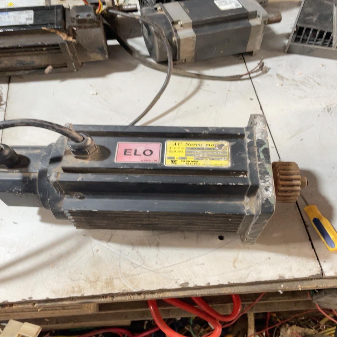 安川USAREM-09TF32-B 安川伺服电机原装1