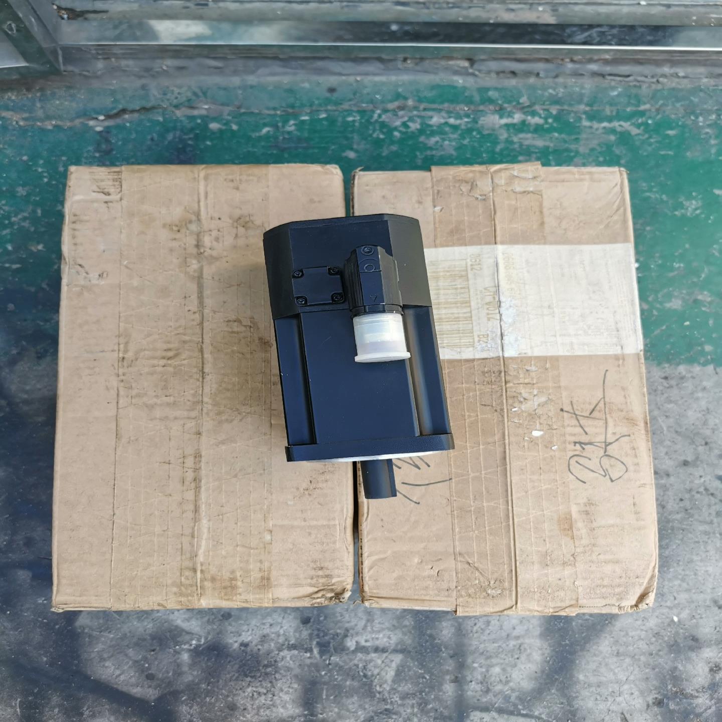 贝加莱伺服电机 8LSA35.DA030S000-3 全新没