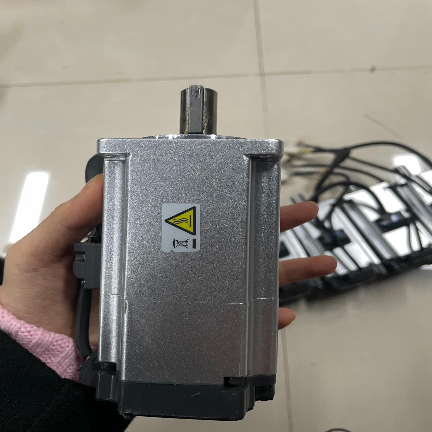 A6 400W MHMF042L1V2M，MSMF042