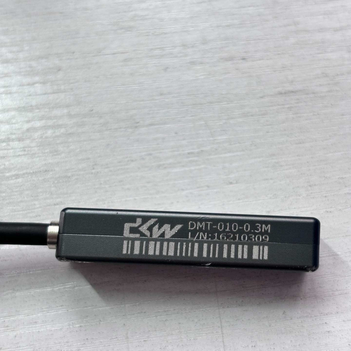 DMT-010-0.3M光栅尺，实物拍摄，有一边磨的比较花，