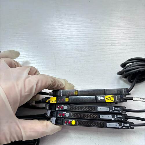 KEYENCE基恩士传感器LV-11SA/SB，有3个配LV