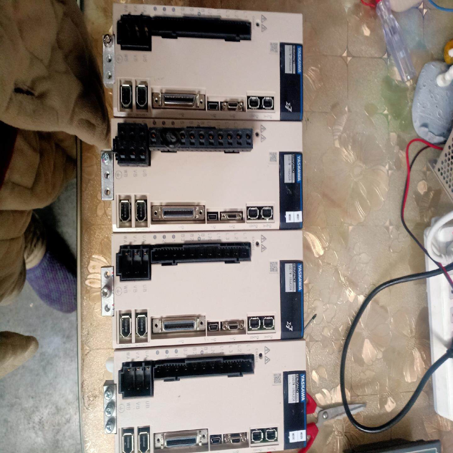 安川/YASKAWA SGD7W-1R6A20A   有3台