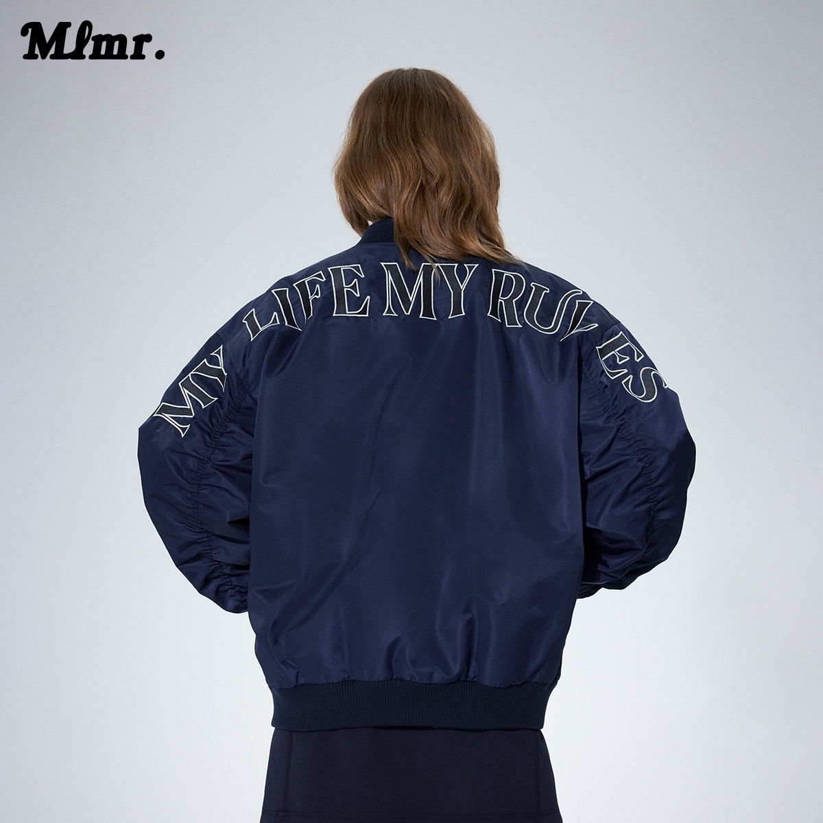 拉链门襟；胸前logo图案印花