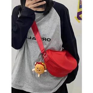 今年流行小包女2023新款潮红色斜挎包女休闲运动单肩包百搭饺子包