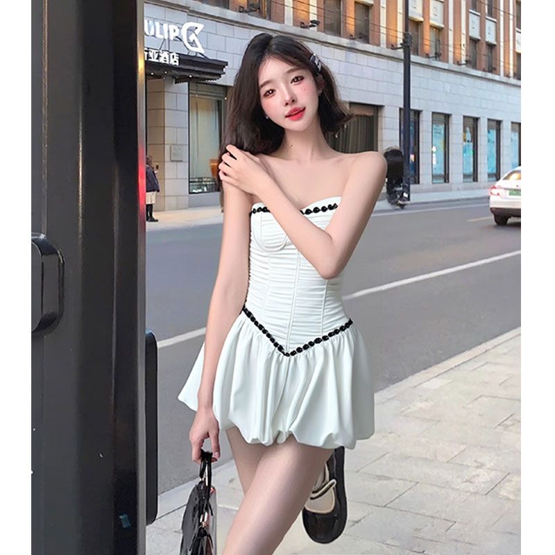 白色一字肩抹胸褶皱连衣裙女夏季法式气质千金收腰精致性感短裙子