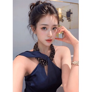 御姐气质轻奢风连衣裙法式性感挂脖缎面短裙子2024年夏季新款女装