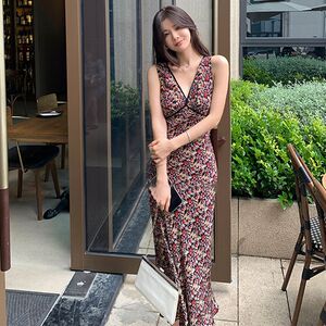 法式复古碎花无袖V领连衣裙女夏收腰茶歇裙长款