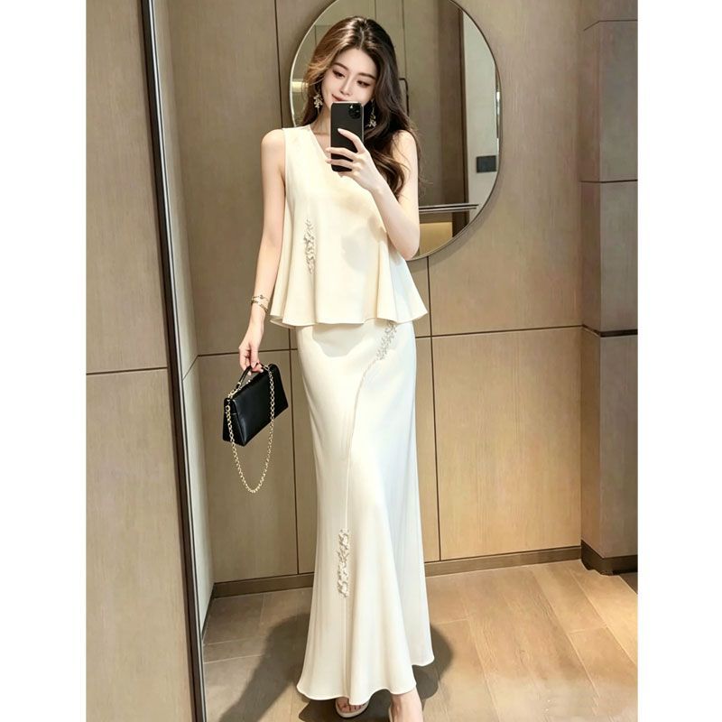杏色温柔风套装裙女立体