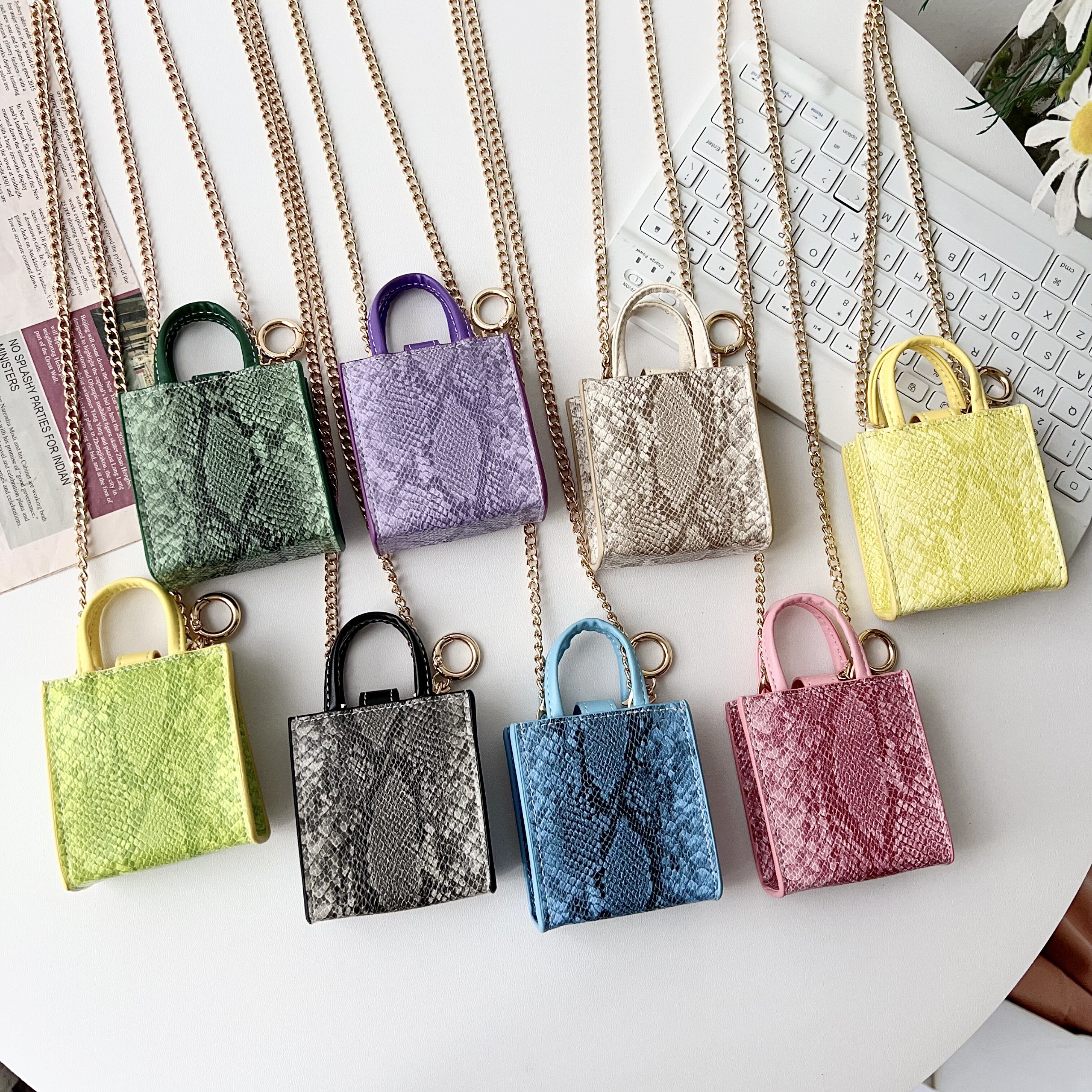 新款潮牌蛇纹斜挎手提包适用苹果无线蓝牙耳机AirPods pro二代AirPods 1/2/3/4代高档大牌皮质华为防摔挂绳女