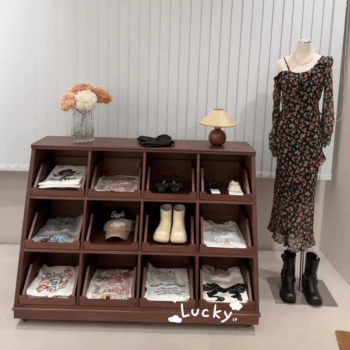 服装店中岛台流水女陈列