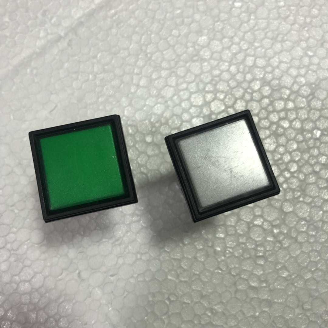 正方形信号灯指示黄色绿