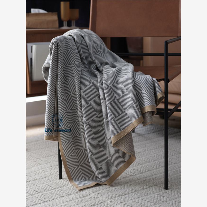 KnittedThreaBlkSofDecC