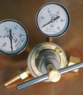 氮气瓶减压器 yqd-07 2.5x25mpa 铜阀气体减压器 进气螺纹G5/8