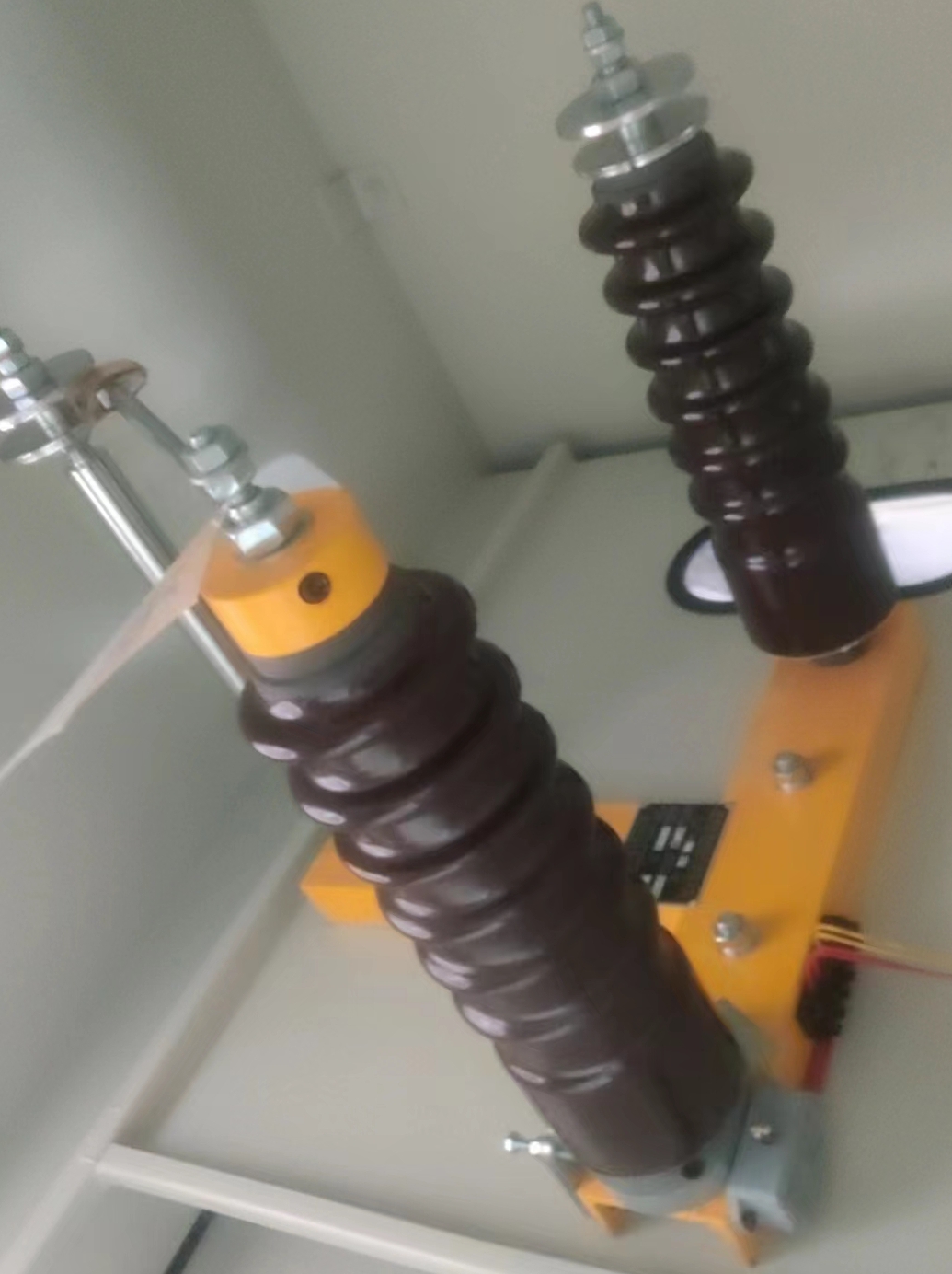 单极式直流高压隔离开关型号GN72/2-1S型ZJ额定电压72 KV电流2 A