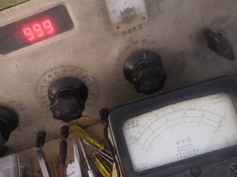 型指针式万用表外磁老旧