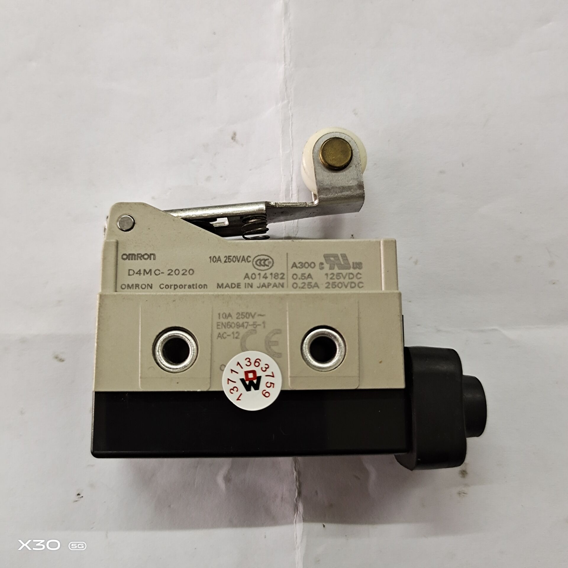 询价OMRON日本现货原装进口滚珠摆杆型微动开关D4MC-2020 短柄带