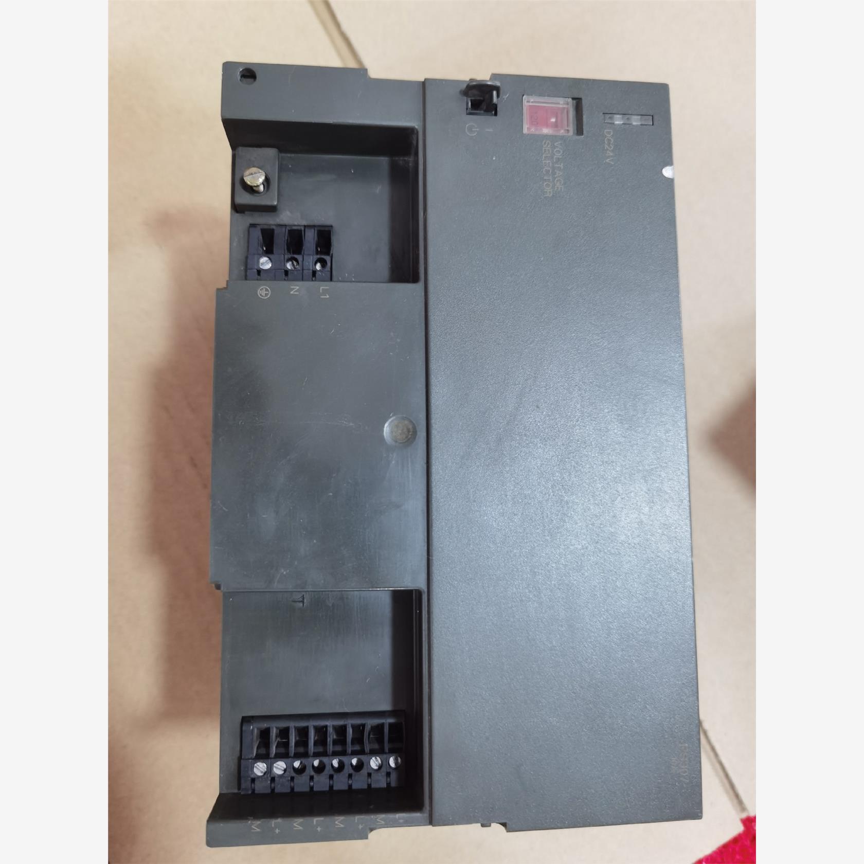 西门子307-1KA00-0AA0图片实拍有磕碰当配件出20议价