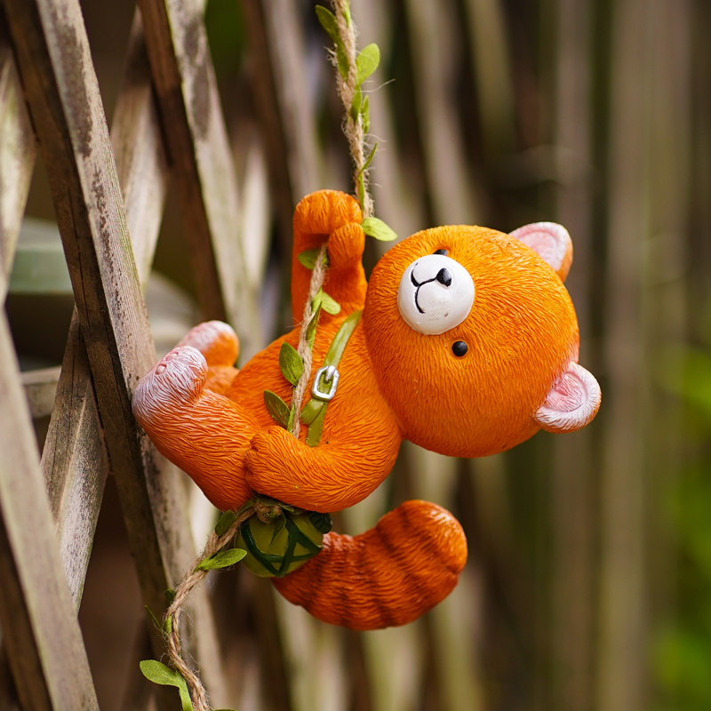 卡通小熊猫攀岩登山爬树