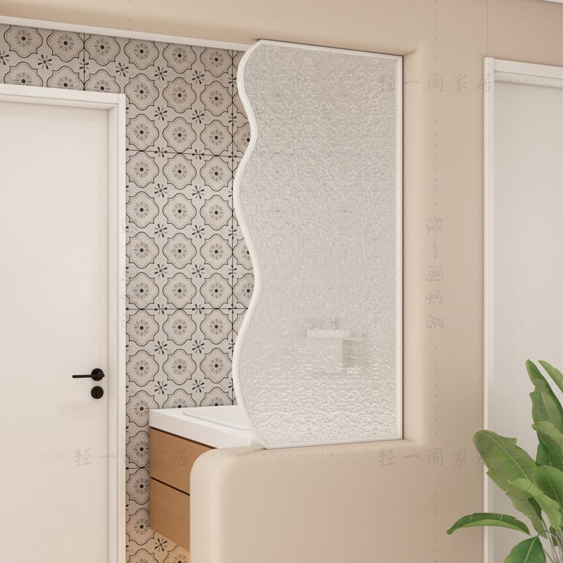 奶油风水纹玻璃半墙卫生