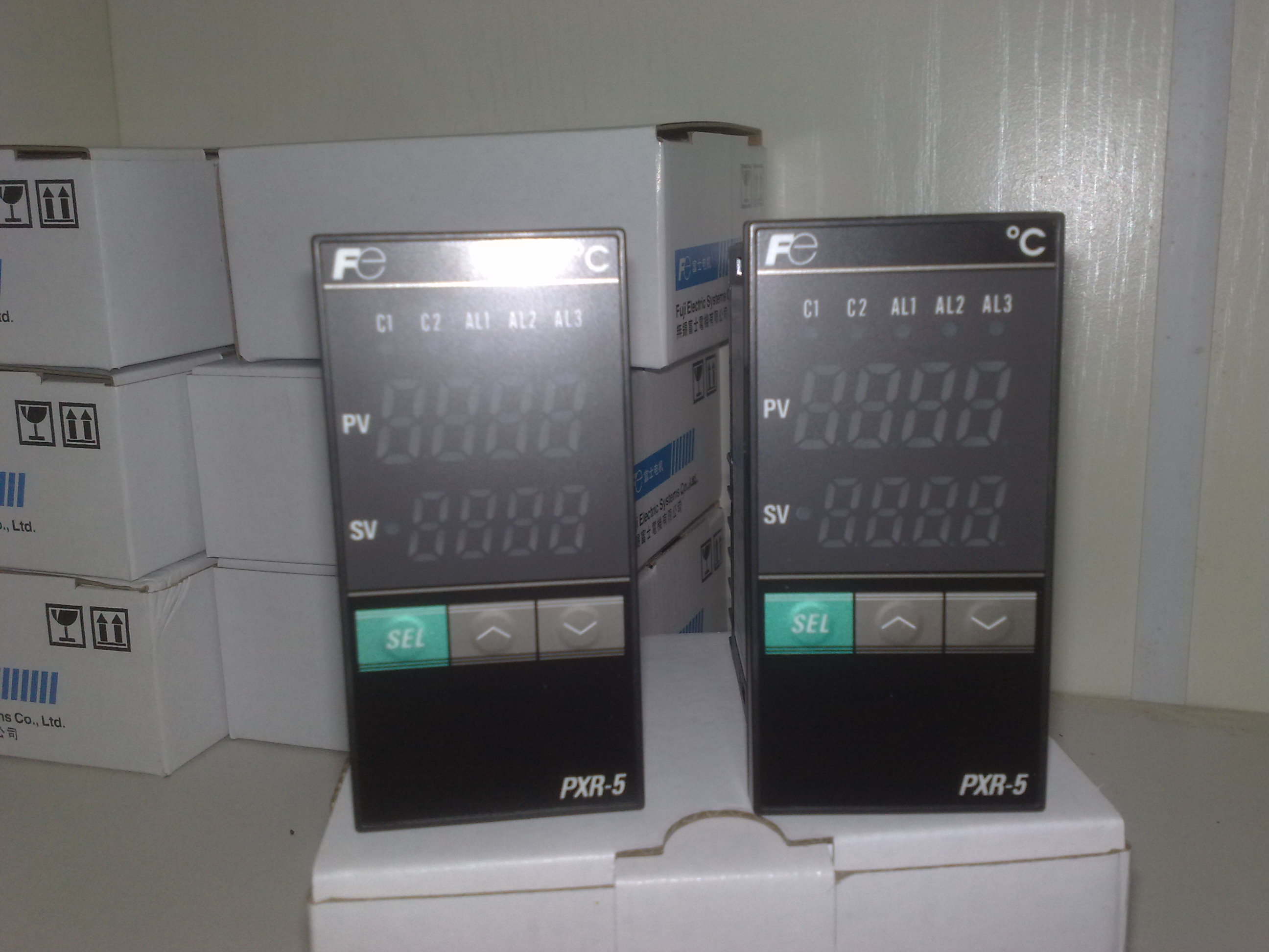 富士温控器 PXR5TAY1-8VOC2-A全新