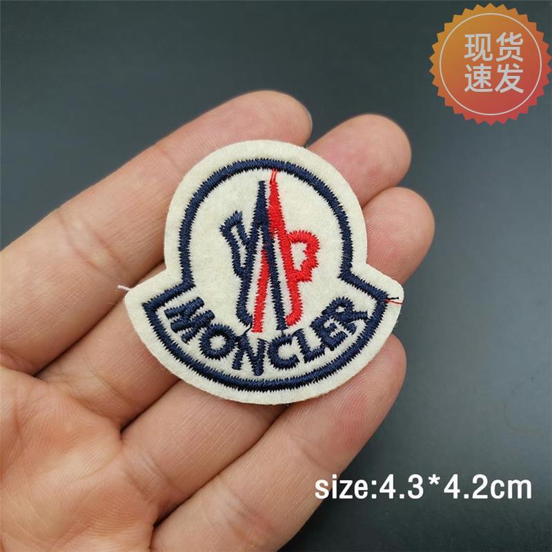 蒙口刺绣标羽绒服衣贴卫