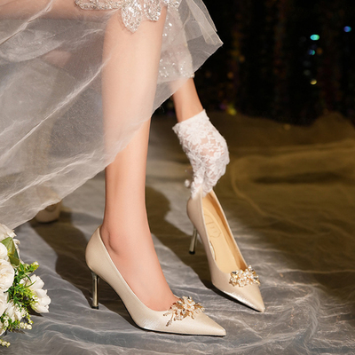 精致镶钻闪耀夺目，秀禾婚鞋婚纱缎面法式礼服尖头高跟鞋羊皮单鞋