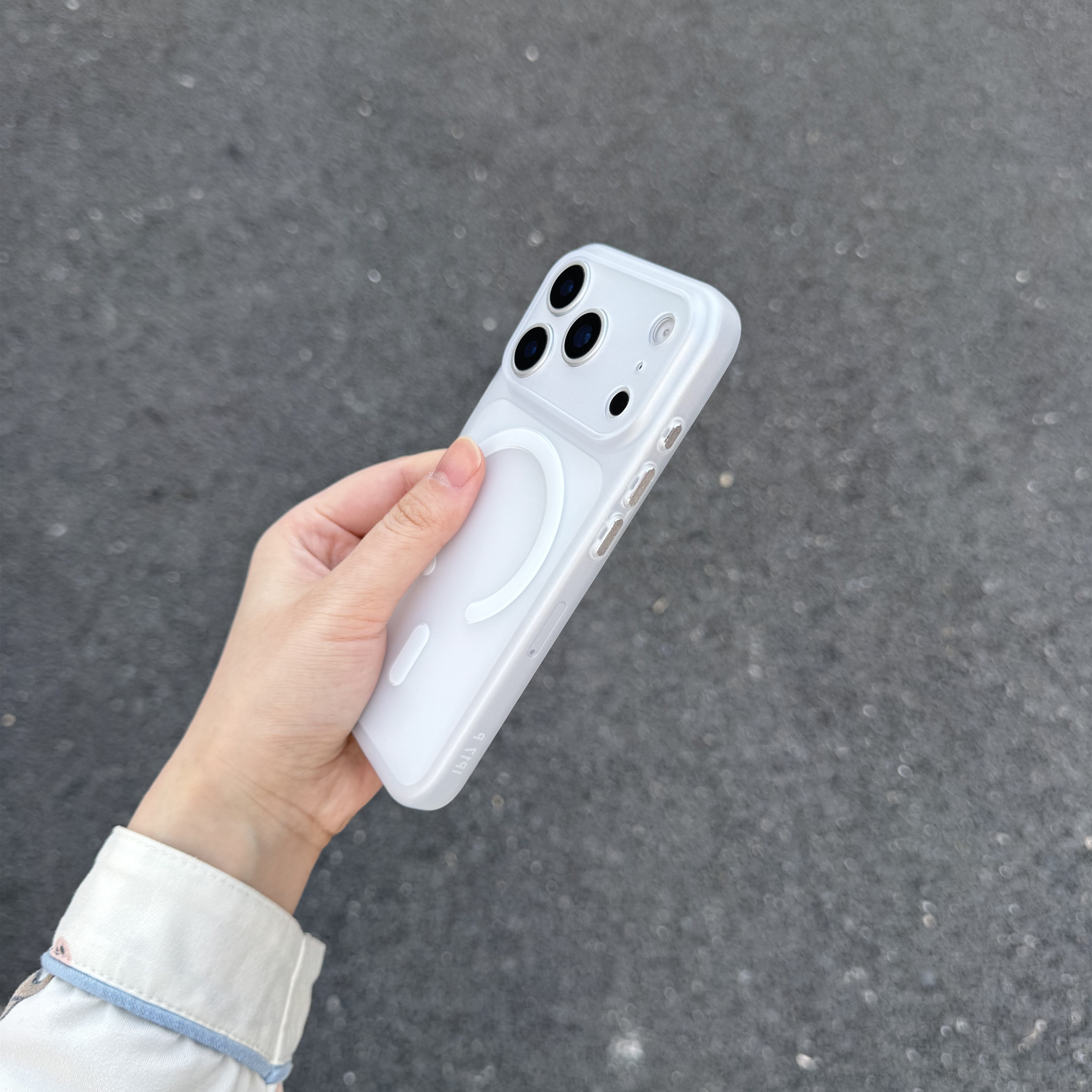 超薄磁吸磨砂白金属按键适用苹果17promax手机壳iPhone16Pro全包Air防指纹iphone15/14plus裸机感13软tpu套12