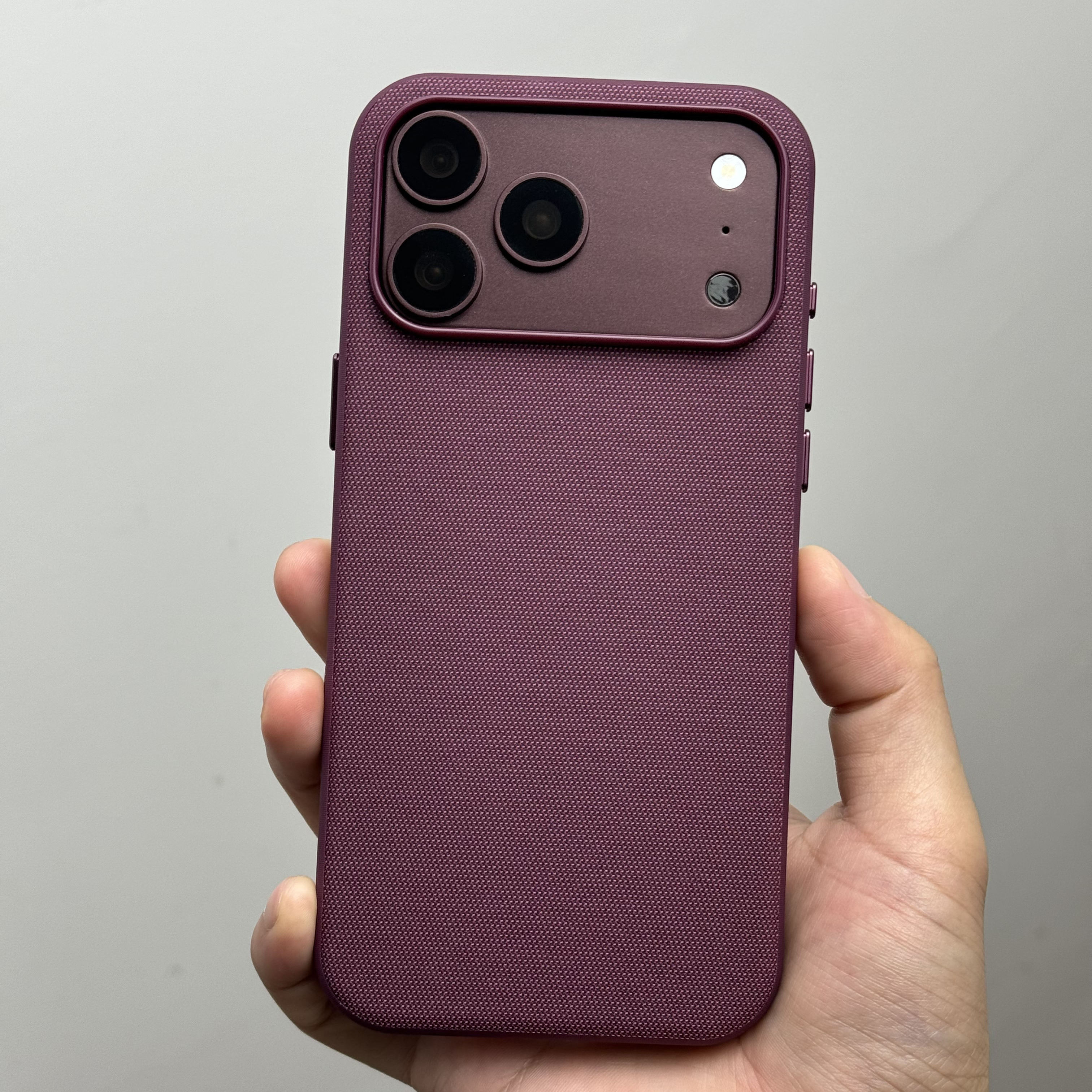 樱桃红高级织物科技布磁吸适用苹果18Promax手机壳iPhone17pro简约Air全包iphone16独立金属按键15Pro防摔套