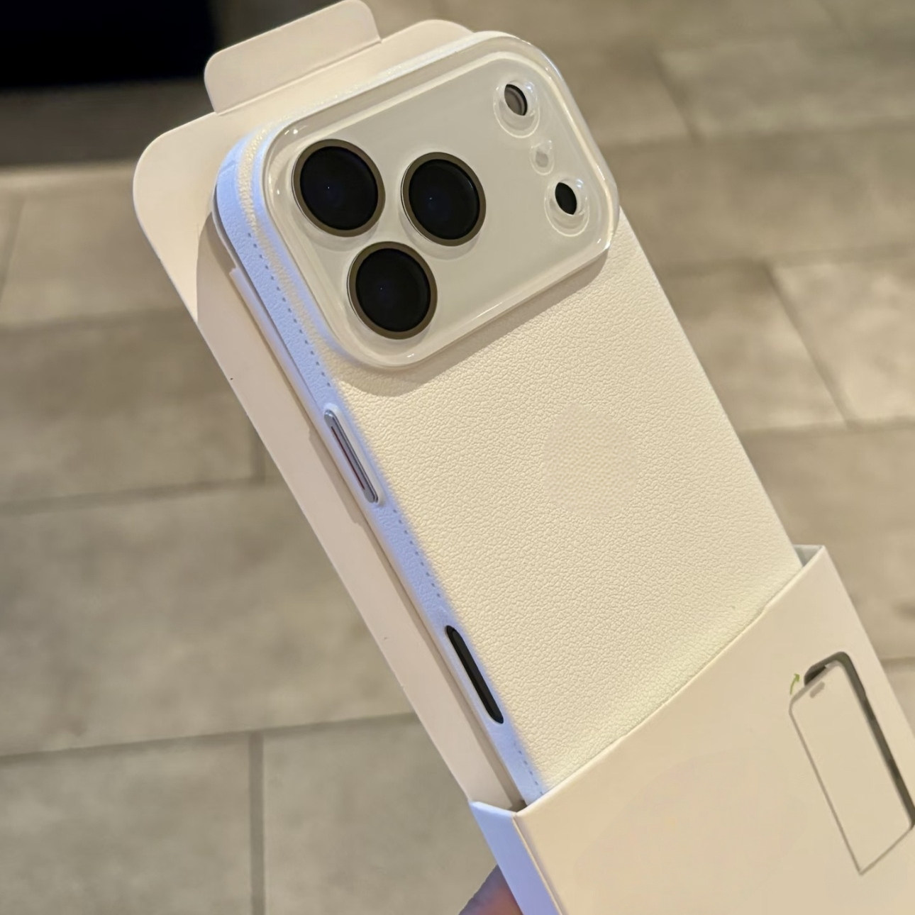 白月光呀!适用苹果17手机壳iPhone17ProMax水晶镜头16plus荔枝纹仿素皮11全包15金属按键17air硬14白色1312